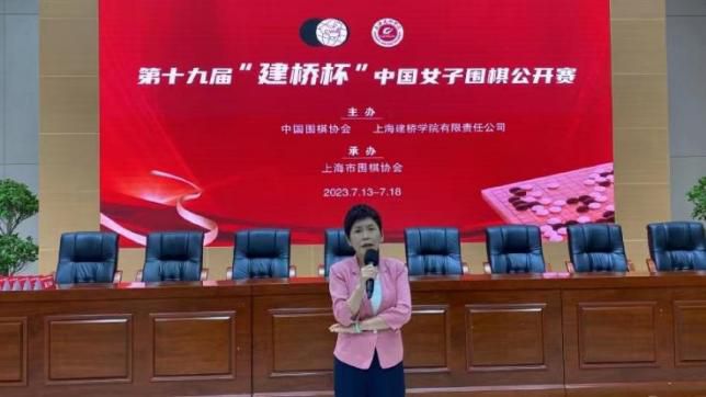 拍摄期间，刘伟强跟剧组医学顾问之一、华中科技大学同济医学院附属同济医院中法新城院区急诊与重症医学科副主任医师冉晓说，给你喊cut的权力
